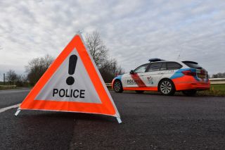 triangle d'avetissement "police" voiture de police en arrière plan