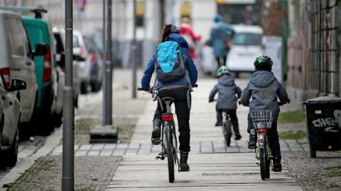 ciclystes sur trottoir, enfants autorisés