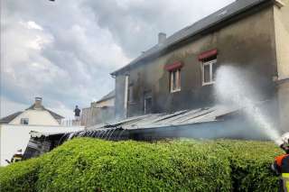 Feuer in einem Anbau eines Hauses greift auf Haus über