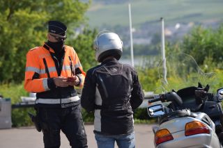 Policier   demande papiers à un motard