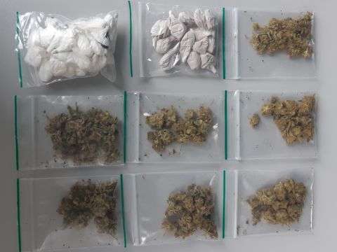 9 sachets en plastique contenant de la drogue