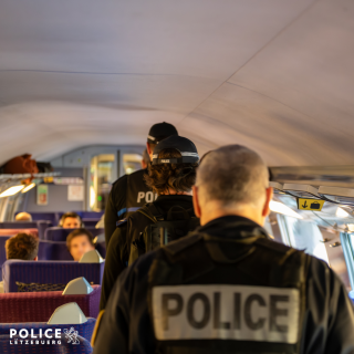 Luxemburgische und französische Polizeibeamte führen gemeinsame Kontrollen im grenzüberschreitenden Schienenverkehr durch