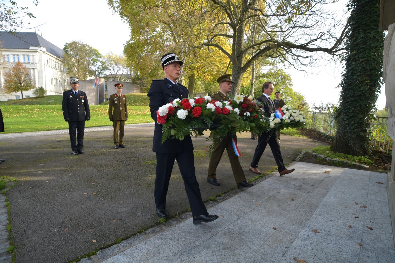 Dépôt d'une gerbe au Monument aux Morts de la Force Publique - Galeries