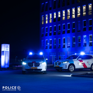 La Cité policière Grand-Duc Henri au Findel illuminée en bleu