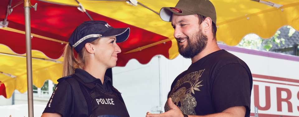 agent de police féminin parle avec homme