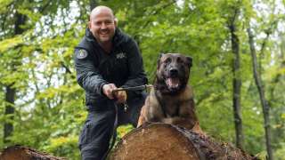 Polizist mit seinem Hund