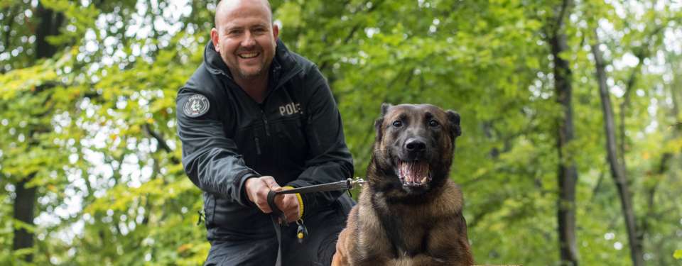 policier "maître-chien" avec son chien