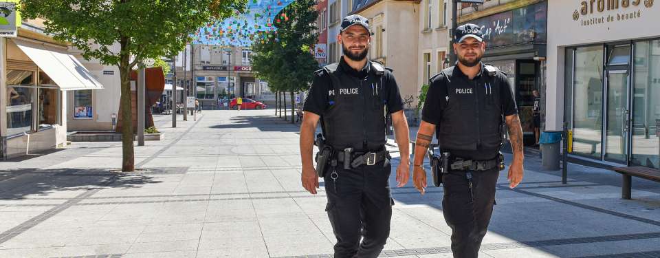 deux policiers à pied dans zone piétonne