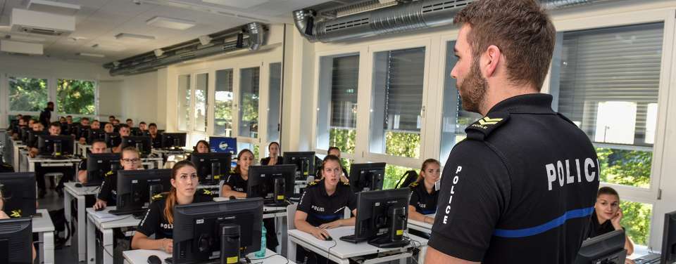 salle de classe dans école de police avec élèves  