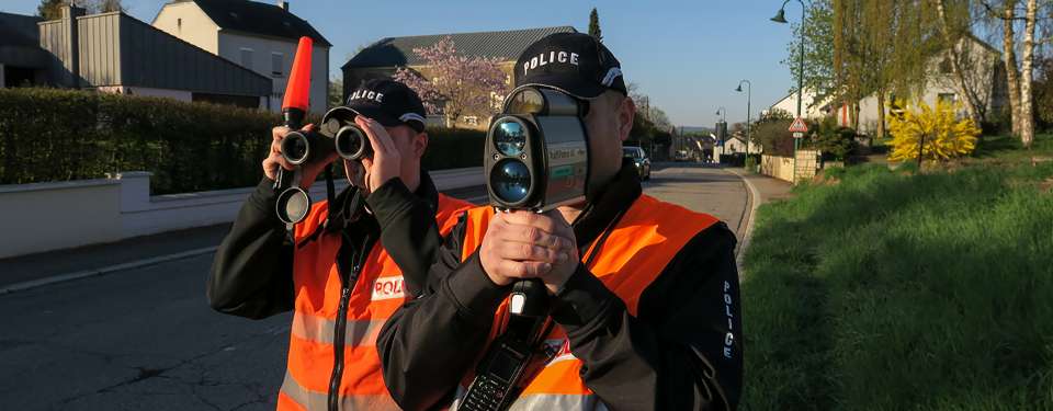 deux policiers font un contrôle radar sur la route