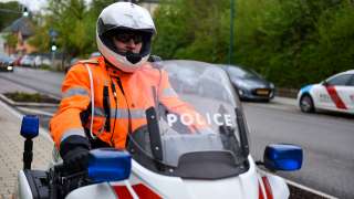 Agent de la police de route sur moto