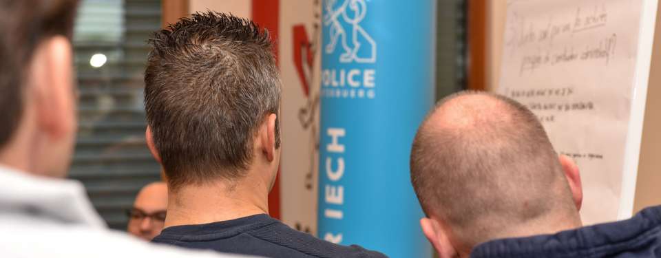 formation des agents de police, deux personnes  